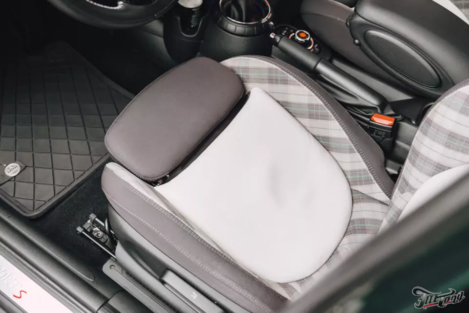 Оклеили Mini Cooper цветным полиуретаном, заменили хромированные детали, окрасили диски и суппорта, выполнили комплекс детейлинг-услуг и техническое обслуживание